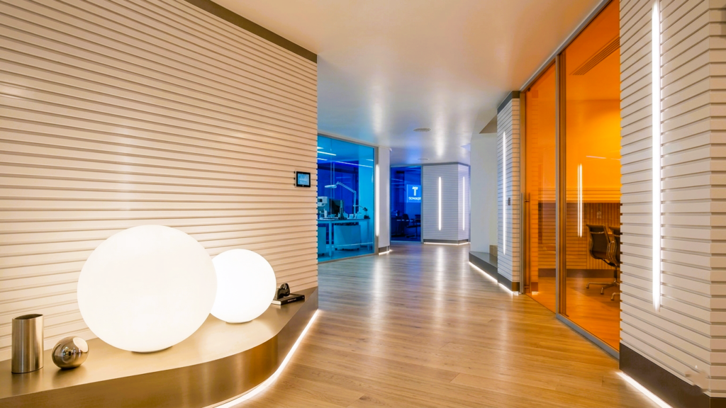 Acoustic panel solutions for luxury offices in the GCC featuring wood wall systems in a premium Dubai workspace