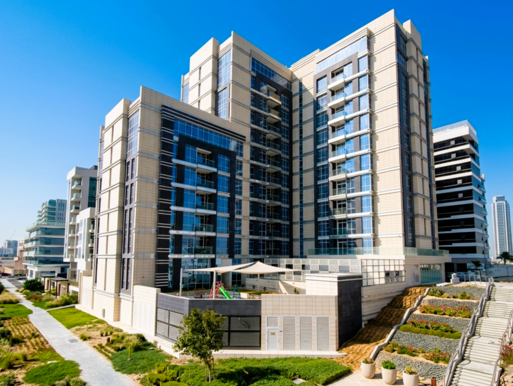 Modern ventilated façade system improving thermal insulation and energy efficiency in UAE architecture