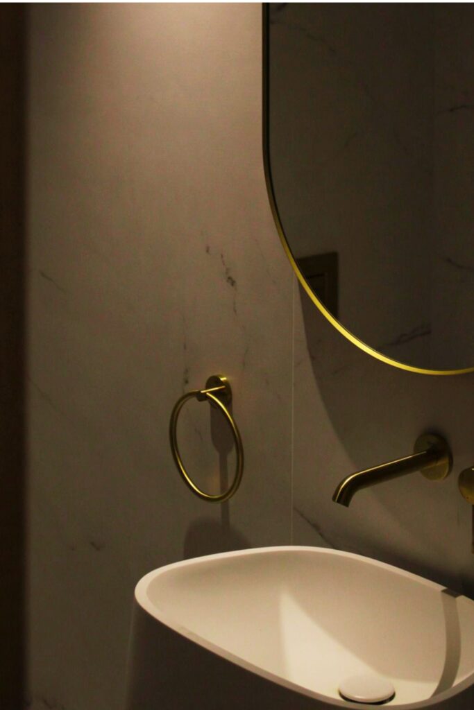 Large-format porcelain slab wall detailing for UAE luxury interiors